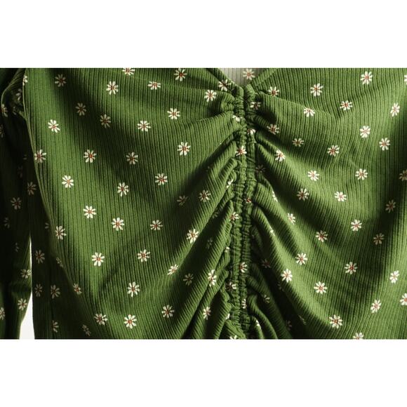 La La Land Creative Co Women's Ruched Crop Top Medium Sage Floral NWT V-Neck - Picture 3 of 7